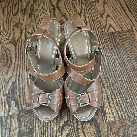 Early 2000s brown leather wedges - Picture 2 of 4